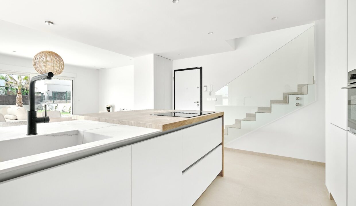 o_1is8sfb2k1tft1u6hm2j1qq24a737