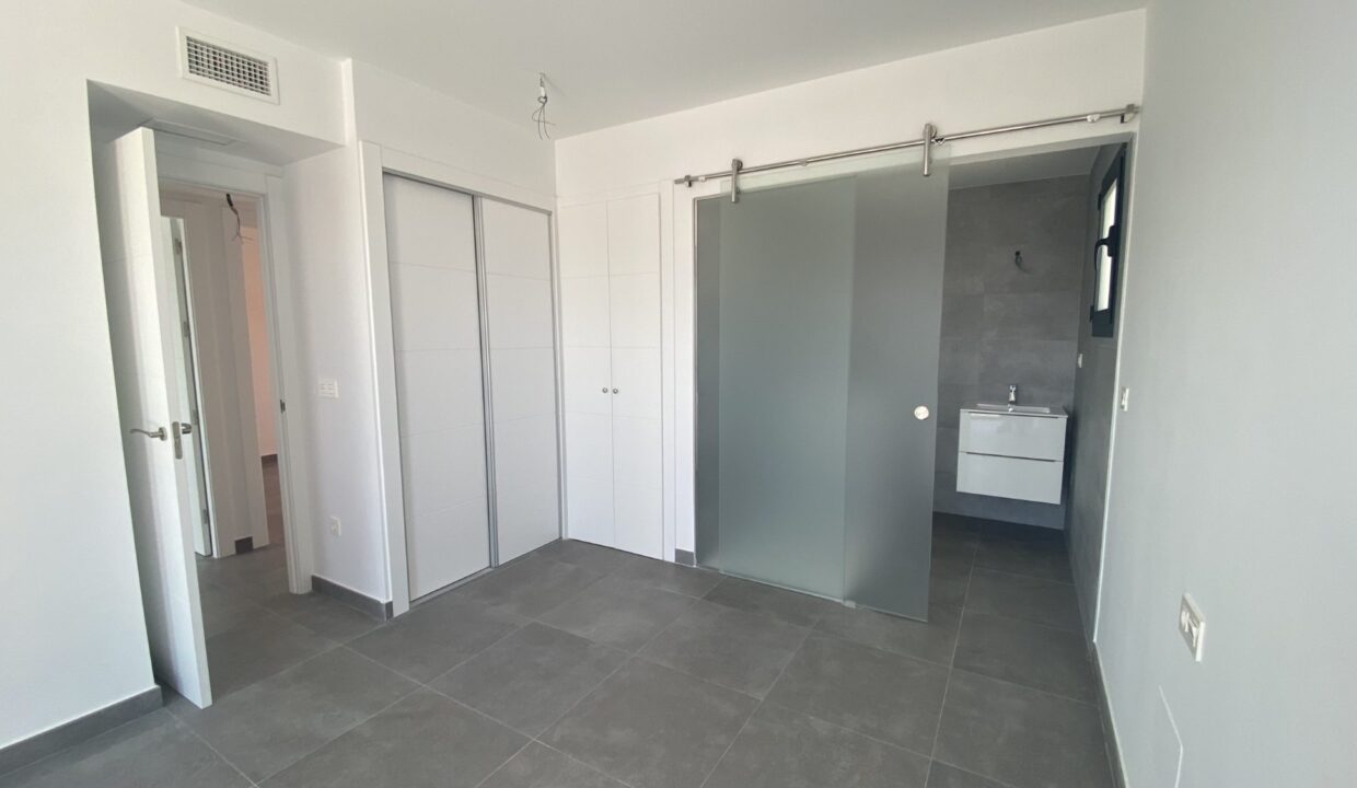 o_1j1b2mlarg6cj5bckt12m81mp2e